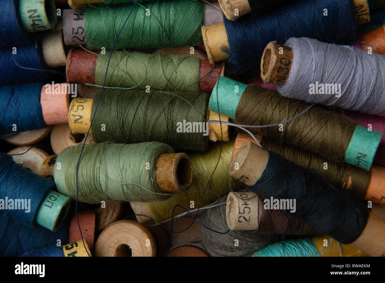 Gruppo di fili multicolori vista superiore Foto Stock