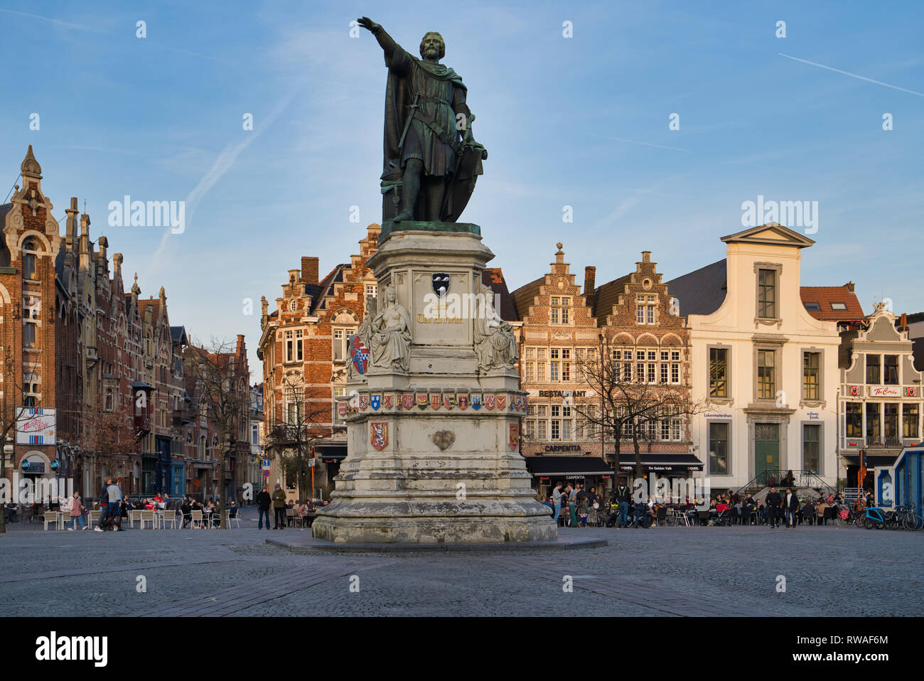 GENT, Belgio - 17 febbraio 2019: Il Venerdì la piazza del mercato, centrato su un monumento dedicato a Jacob van Arteveld - il leader del XIV secolo a Foto Stock