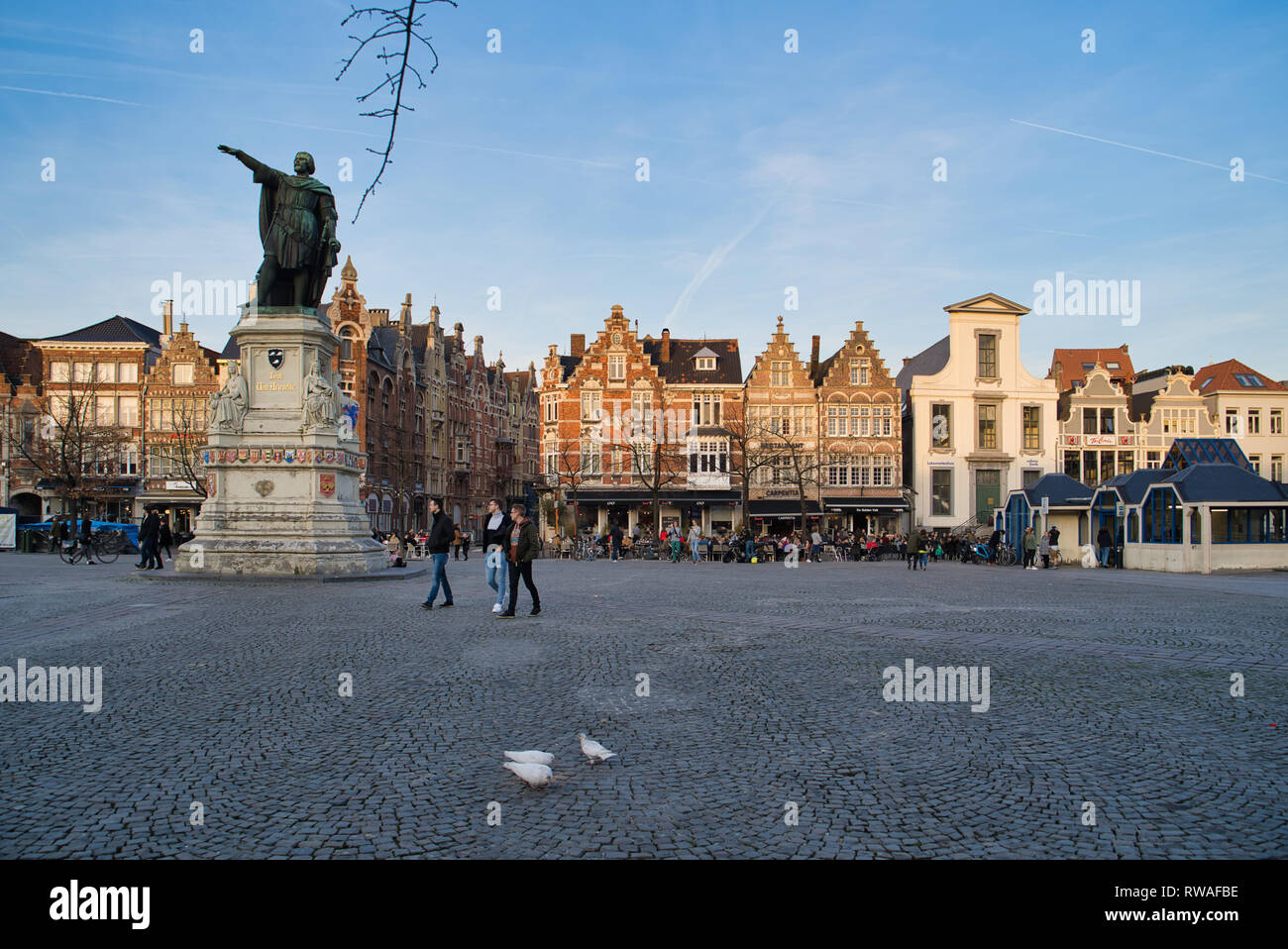 GENT, Belgio - 17 febbraio 2019: Il Venerdì la piazza del mercato, centrato su un monumento dedicato a Jacob van Arteveld - il leader del XIV secolo a Foto Stock