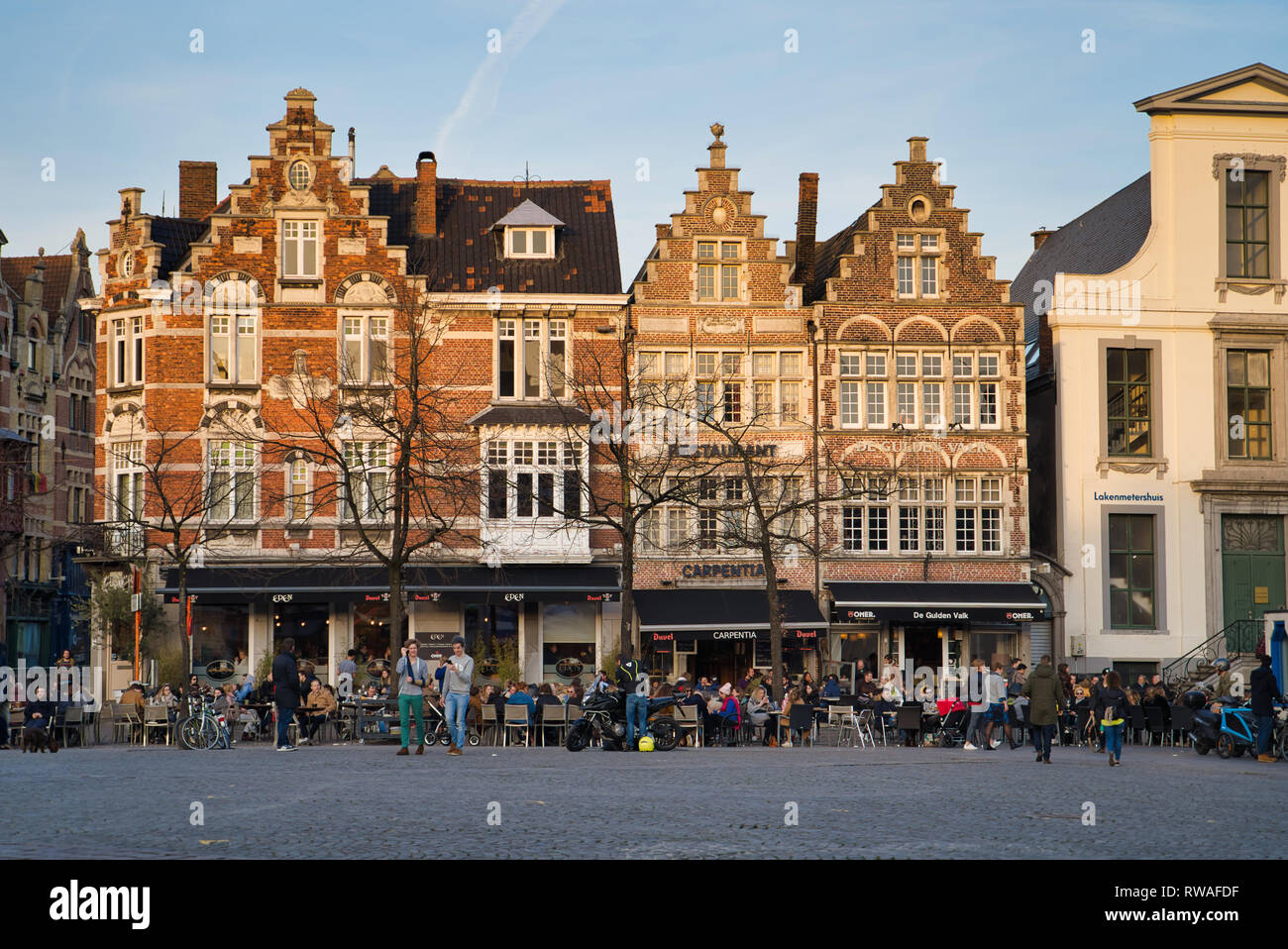 GENT, Belgio - 17 febbraio 2019: cafe sulla piazza del mercato del venerdì. Architettura medievale Foto Stock