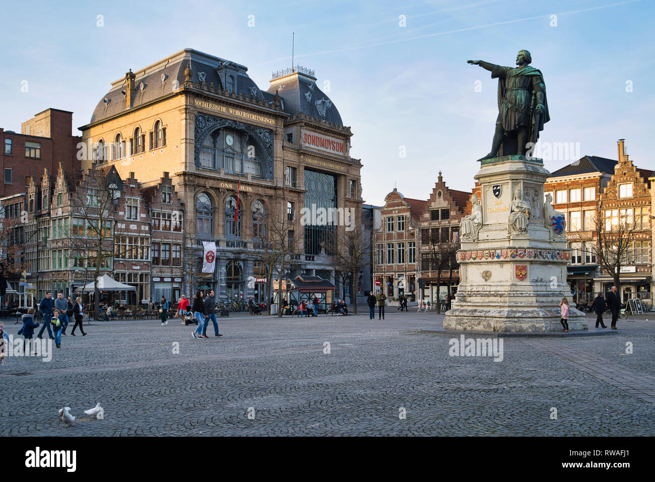 GENT, Belgio - 17 febbraio 2019: Il Venerdì la piazza del mercato, centrato su un monumento dedicato a Jacob van Artevelde Foto Stock