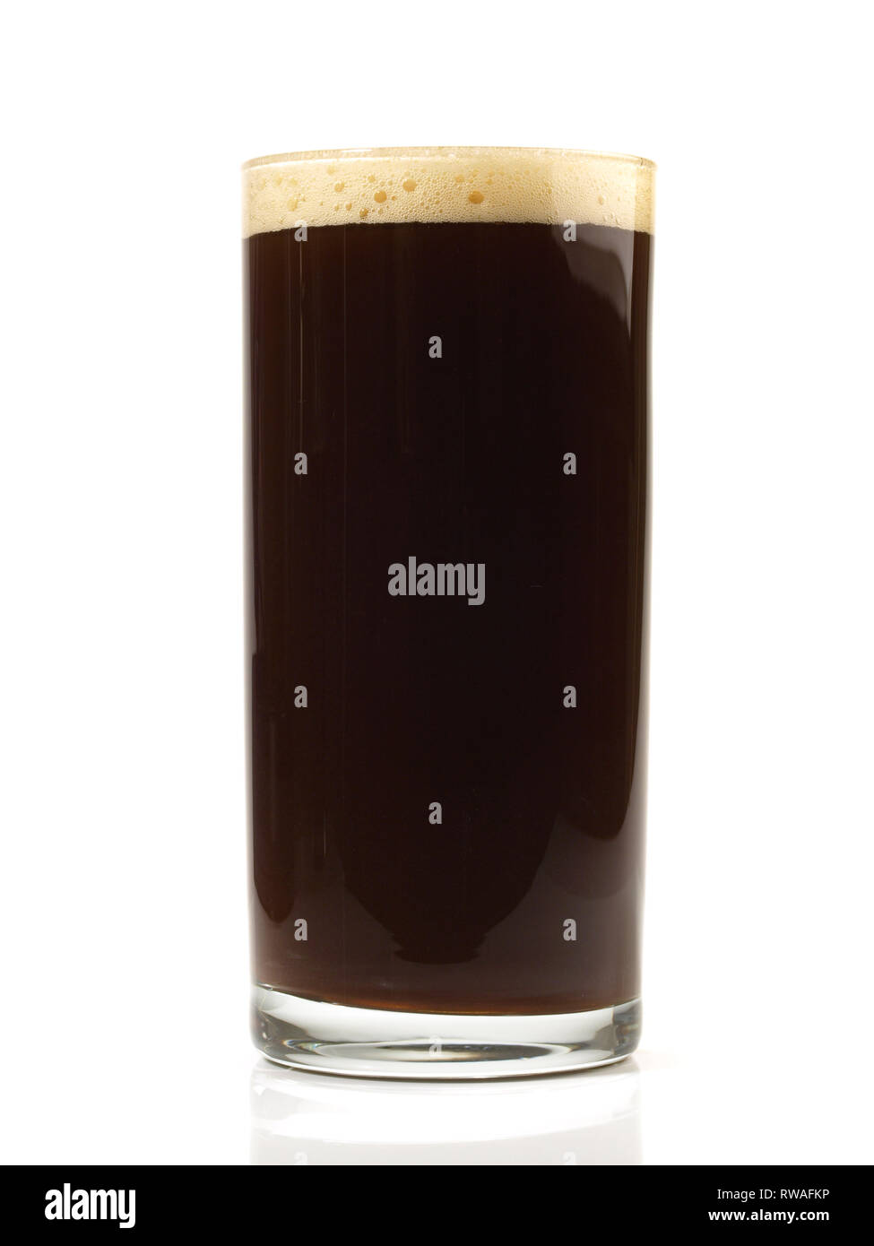 Birra di colore nero su sfondo bianco Foto Stock