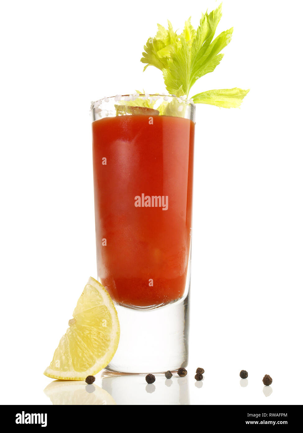 Bloody Mary Cocktail su sfondo bianco Foto Stock