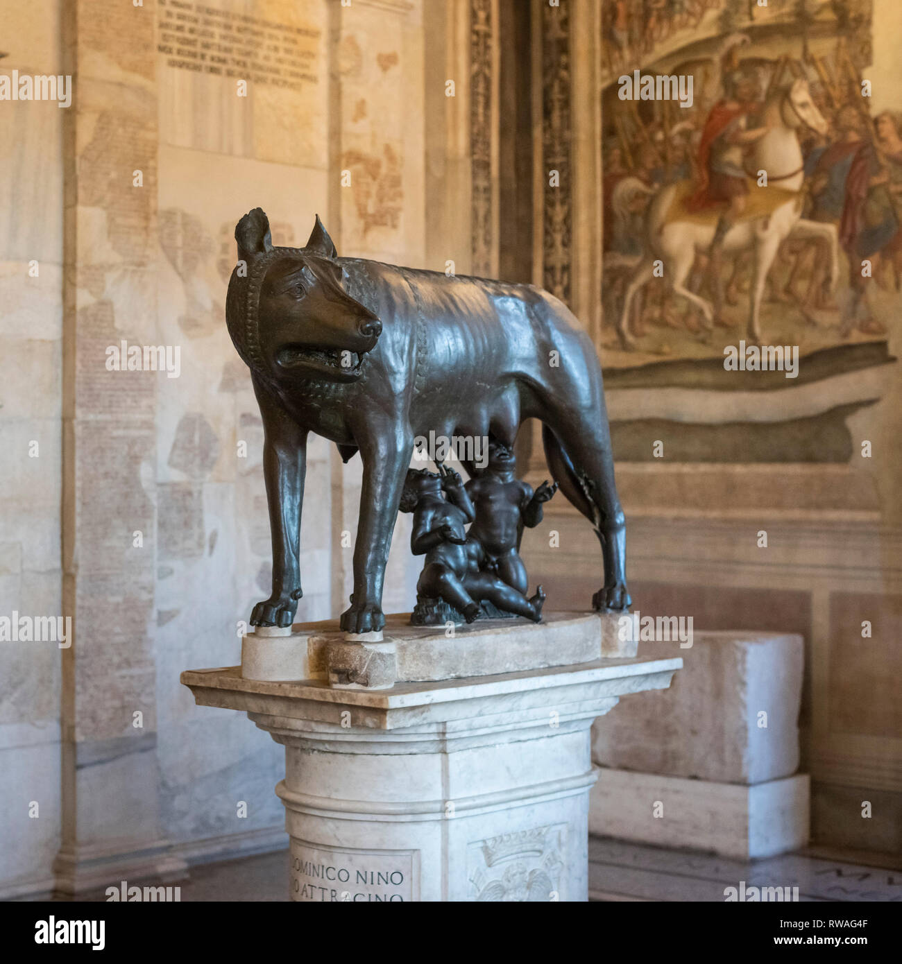 Roma. L'Italia. Lupa Capitolina allattamento i gemelli Romolo e Remo, i mitici fondatori di Roma, Museo Capitolino. Musei Capitolini. Foto Stock