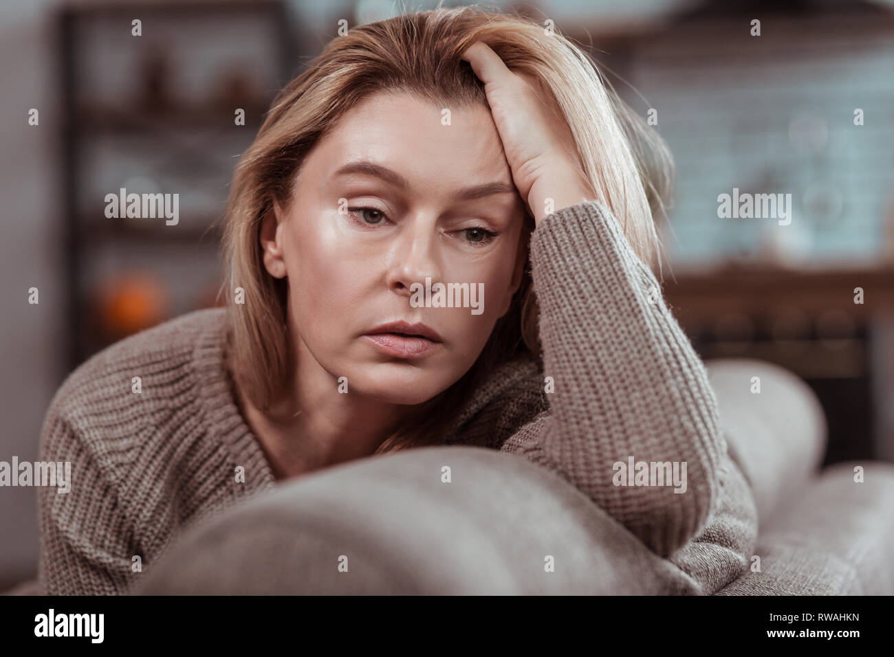 Piacevole attraente sentimento donna premuto dopo il divorzio Foto Stock