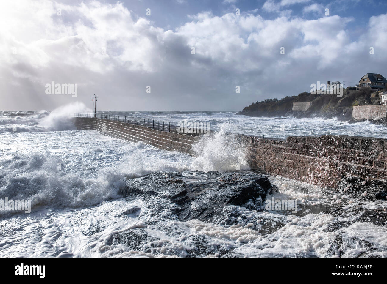 Porthleven con grandi onde che si infrangono, Storm Freya hits UK 03-03-2019enormi onde generate dalle tempeste invernali ha colpito le coste della Cornovaglia a Porthleven Foto Stock