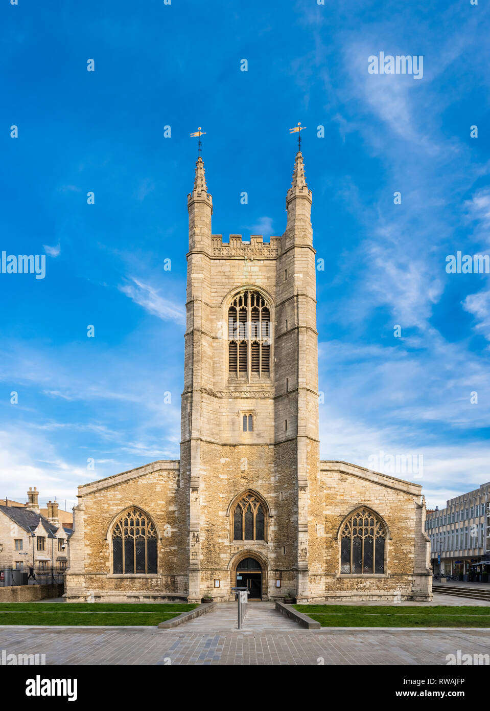 San Giovanni Battista, la piazza della cattedrale, Peterborough, Cambridgeshire, Inghilterra Foto Stock