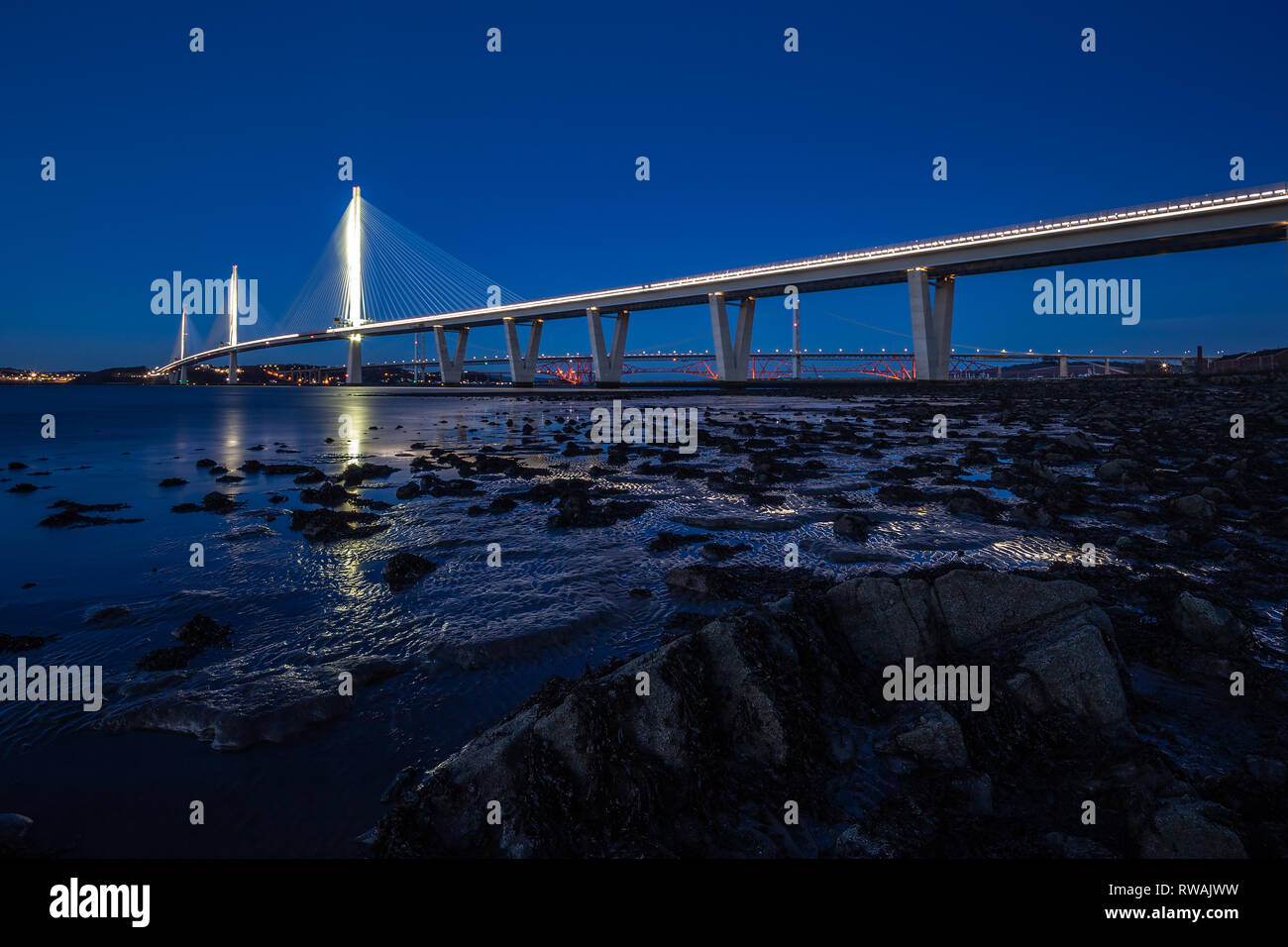 Luce della Sera oltre il recentemente aperto (2018) Queensferry traversata da Edimburgo a Fife Foto Stock