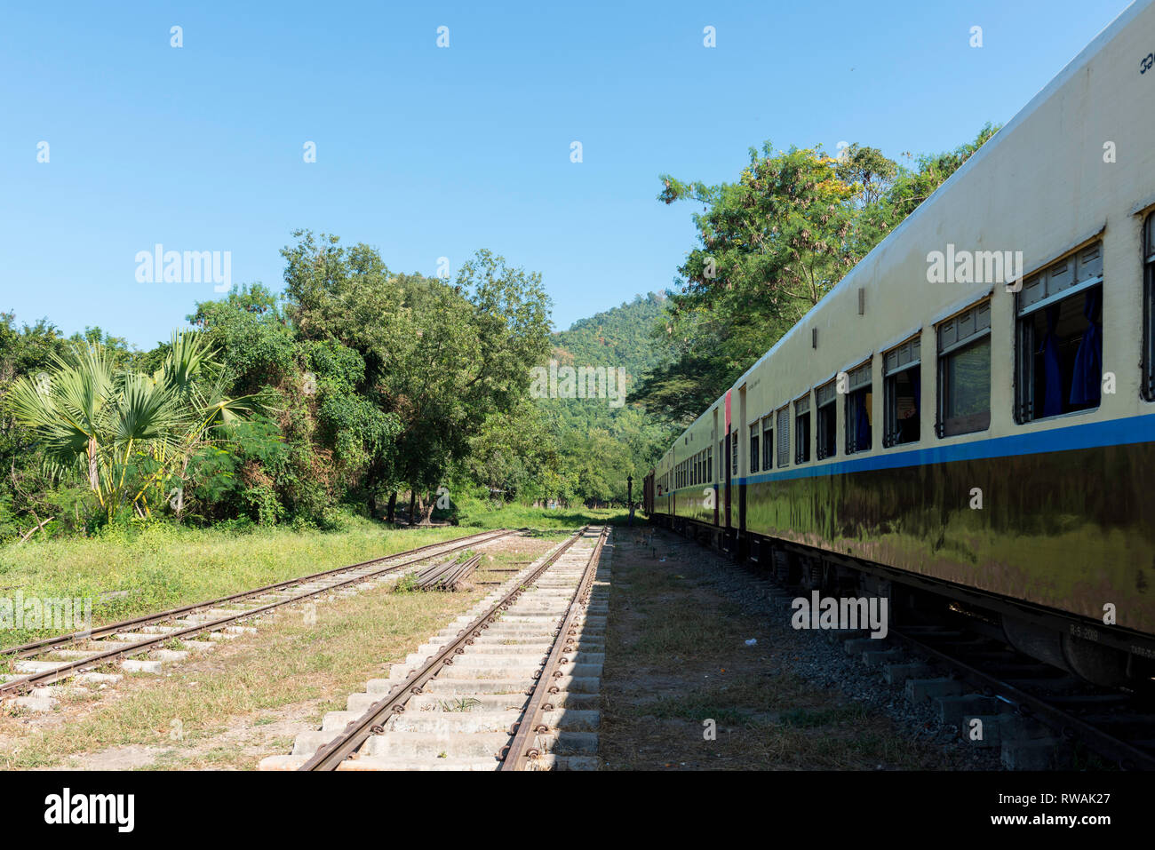KALAW, MYANMAR - 23 novembre, 2018: immagine orizzontale di vecchi binari e il treno si trova nelle montagne vicino a Kalaw, Myanmar Foto Stock
