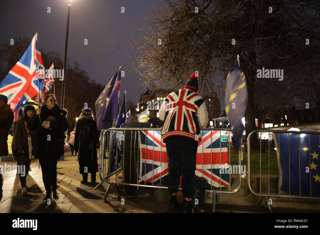 Brexit rimangono e lasciare gli attivisti al di fuori del Parlamento durante la discussione e la votazione sulla Brexit trattativa. 30.01.2019. Londra. Foto Stock