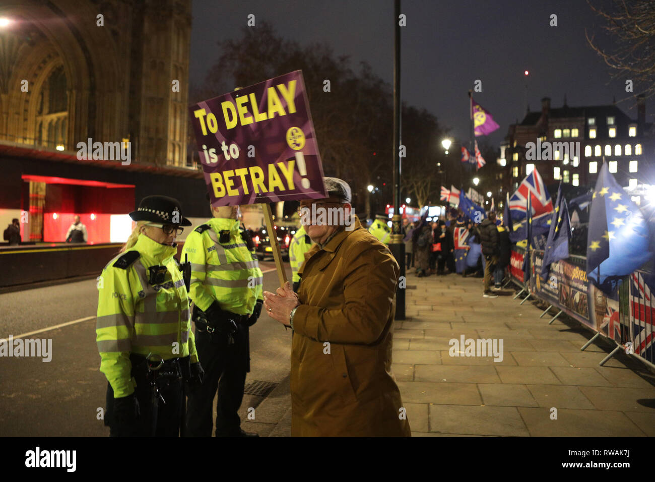 Brexit rimangono e lasciare gli attivisti al di fuori del Parlamento durante la discussione e la votazione sulla Brexit trattativa. 30.01.2019. Londra. Foto Stock