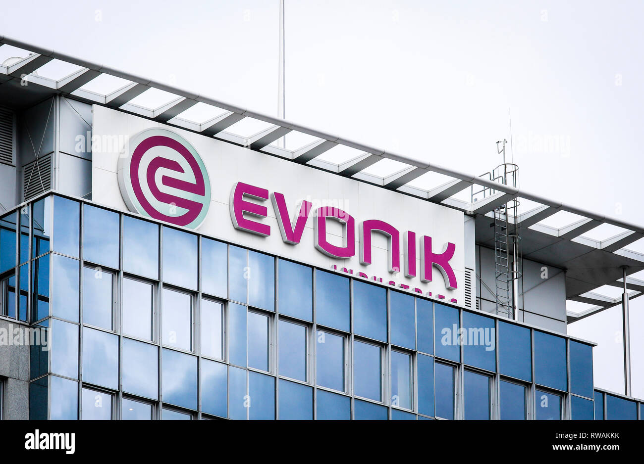 Essen, Nord Reno-Westfalia, Germania - azienda Evonik logo sul capo ufficio edificio. Essen, Nordrhein-Westfalen, Deutschland - Evonik-Logo am Gebaeude d Foto Stock