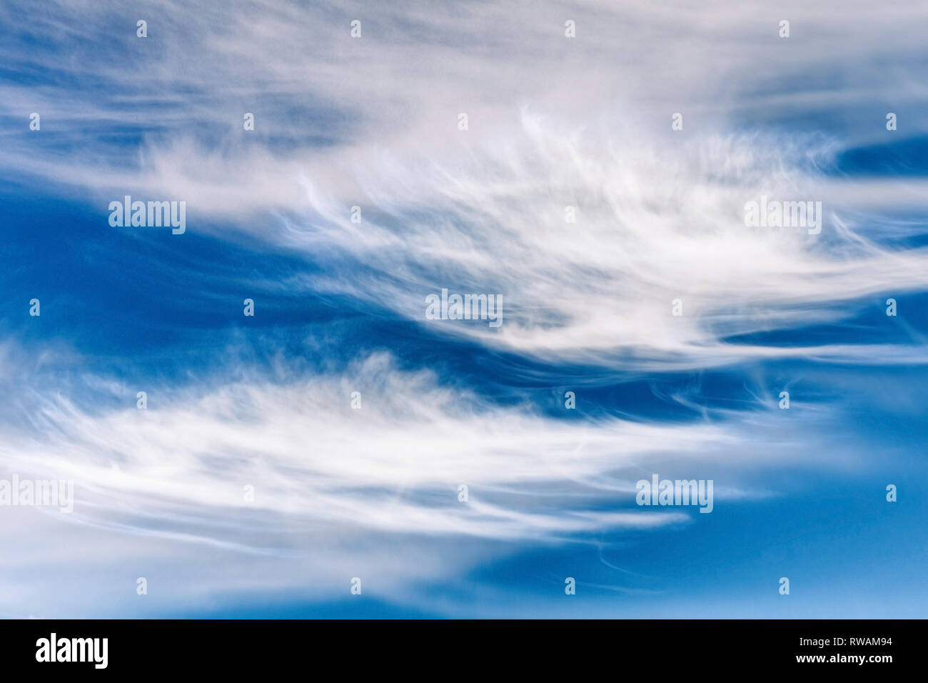 Fantastico le nuvole nel cielo blu Foto Stock