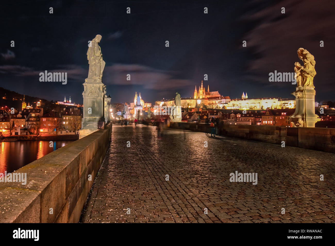 Il Ponte Carlo a Praga di notte, Repubblica Ceca Foto Stock