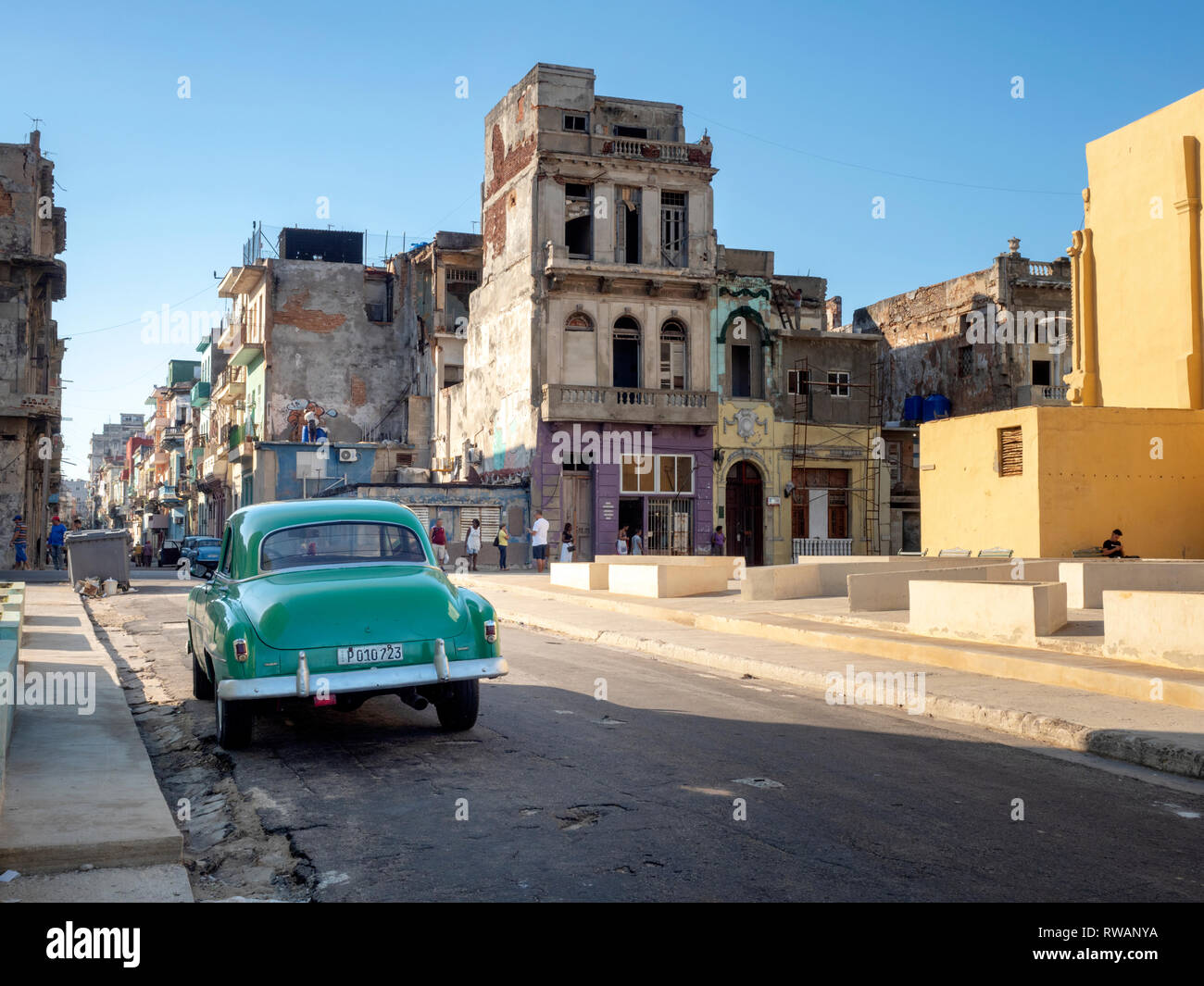 Vecchia vettura americana in un fatiscente strada laterale off El Malecon, Bahia de la Habana, Avana, capitale di Cuba Foto Stock