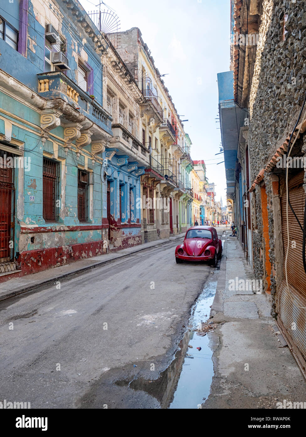 Vecchio VW Beetle sul retro strade del centro di Havana, capitale di Cuba Foto Stock