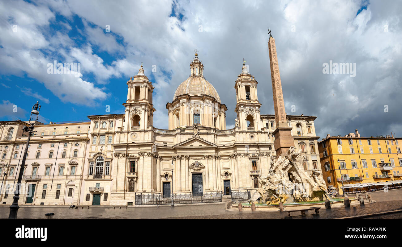 Chiesa di Sant Agnese in Agone e la fontana dei Quattro Fiumi con obelisco egiziano a Piazza Navona, Roma, Italia Foto Stock