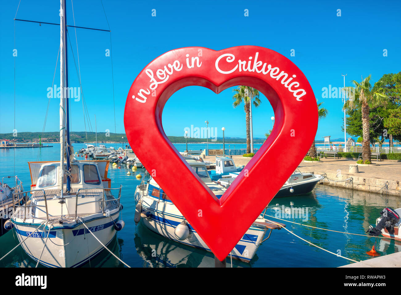 Vista panoramica attraverso touristic segno arte sul lungomare di mare con la marina a luogo di villeggiatura. Crikvenica, Croazia, Istria, Europa Foto Stock