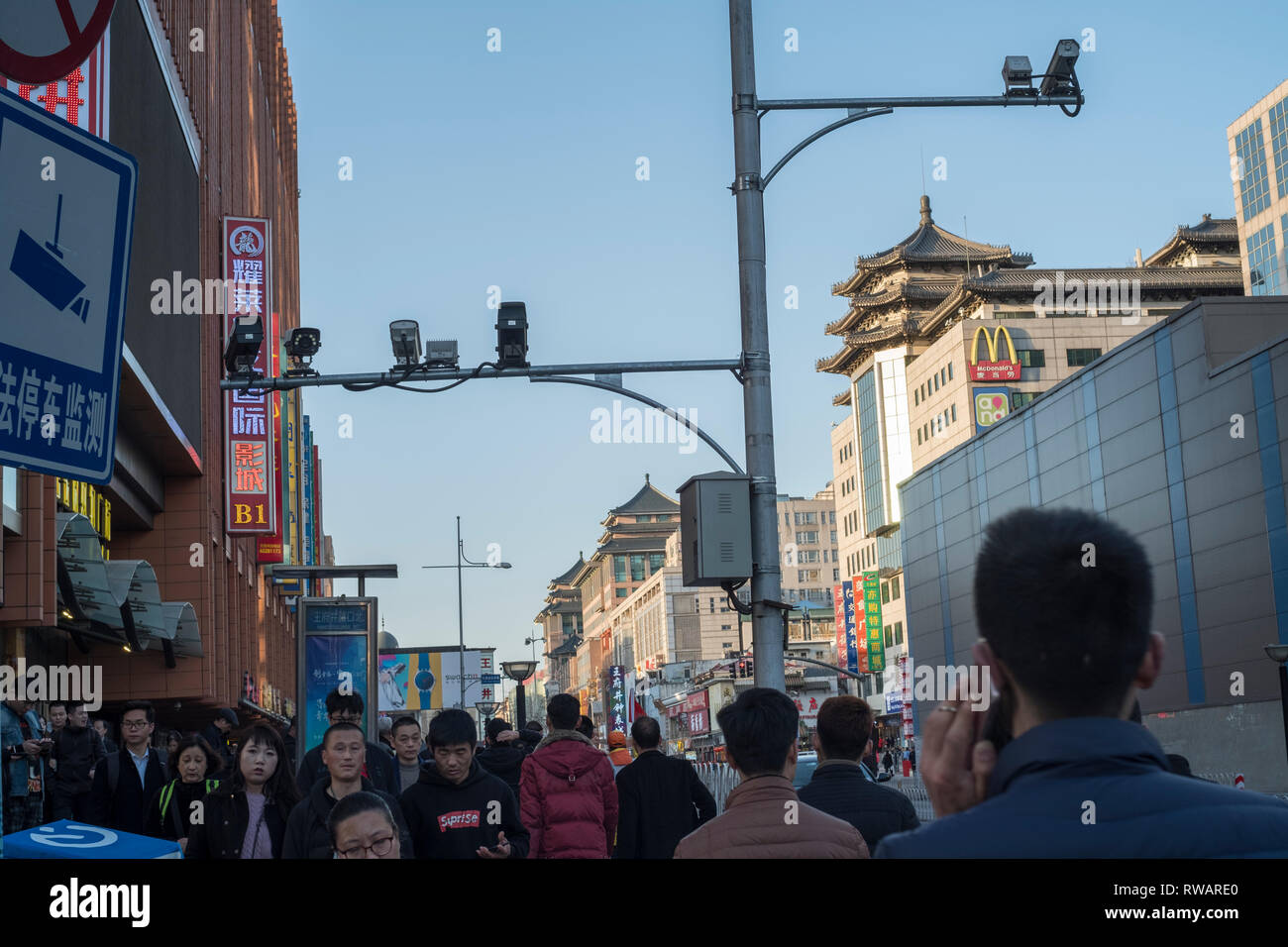 I pedoni a piedi sotto le telecamere TVCC in Via Wangfujing di Pechino, Cina. 05-Mar-2019 Foto Stock