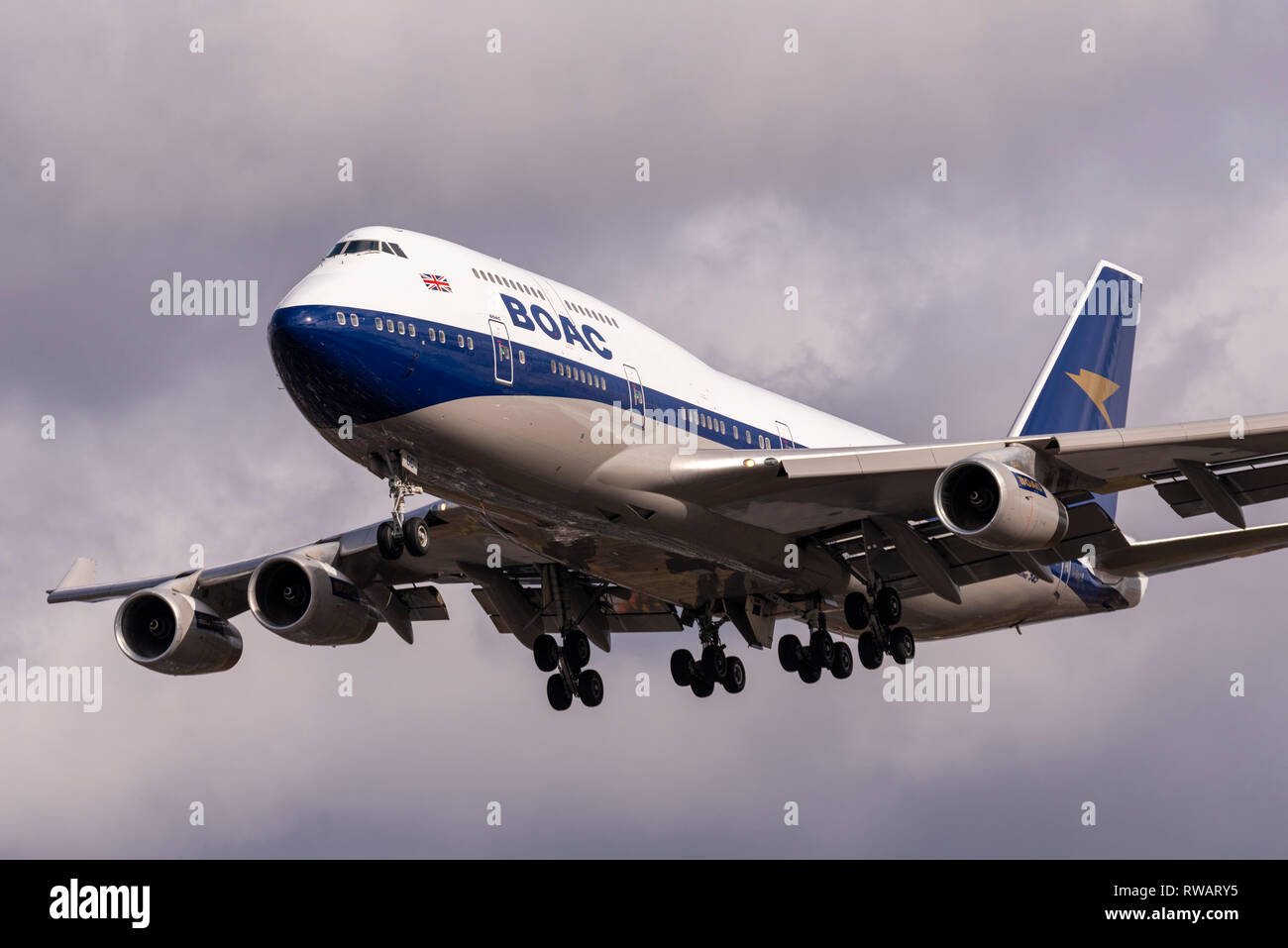 British Airways Boeing 747 jumbo getto G-BYGC in atterraggio a Londra Heathrow durante le tempeste, dipinta in BOAC retrò i colori per il centenario di BA Foto Stock