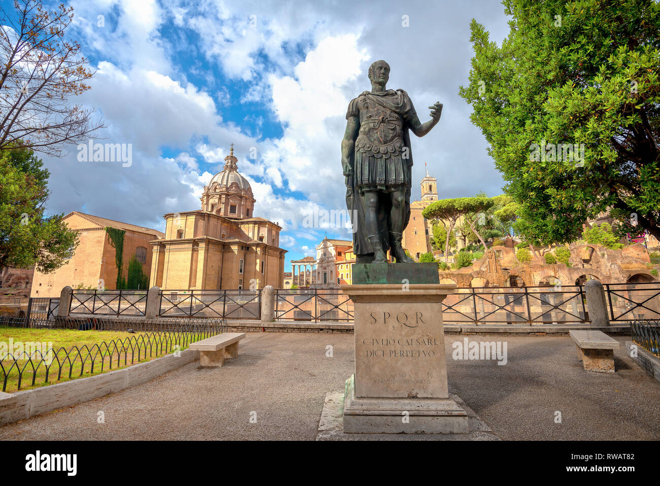 Statua di bronzo di Cesare e vista del Foro Romano a Roma. Italia Foto Stock