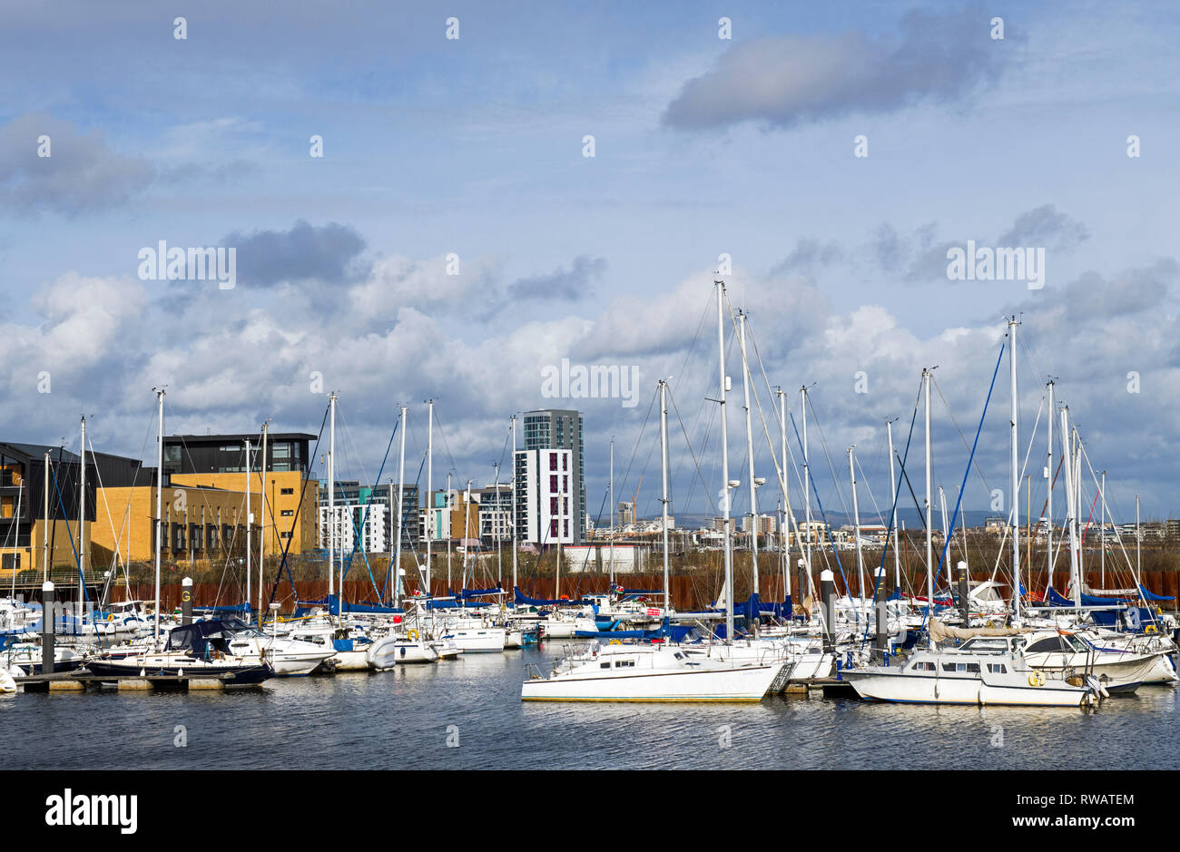 La Baia di Cardiff Penarth Marina con entrambi gli appartamenti moderni e di imbarcazioni da diporto ormeggiate. Un abbastanza recente sviluppo catering per la maggior parte delle barche da diporto. Foto Stock