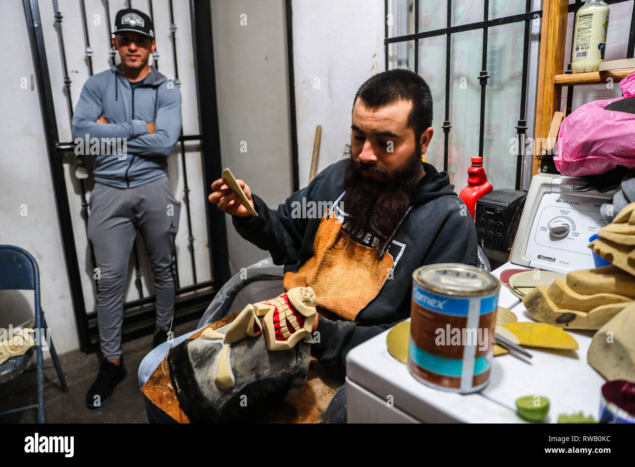 Processo di preparazione e / o la creazione delle maschere artigianali dei farisei per la celebrazione della Settimana Santa a Hermosillo Sonora. Workshop di maschere nel cortile della casa ifonavit nel nuovo Hermosillo suddivisione. (Foto: Luis Gutierrez/NortePhoto.com) proceso de preparación y / o creación de las mascara Artesanales de Fariseos para la celebración de la Semana Santa en Hermosillo Sonora. Taller de Mascara en en patio de una casa de ifonavit en el fraccionamiento nuevo Hermosillo. Foto Stock