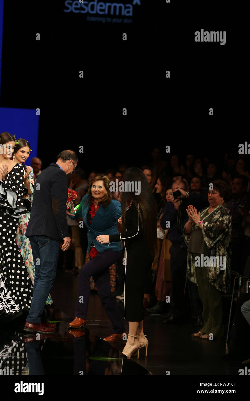 Yolanda Moda Flamenca designer join tramite la sua madre in passerella Foto Stock