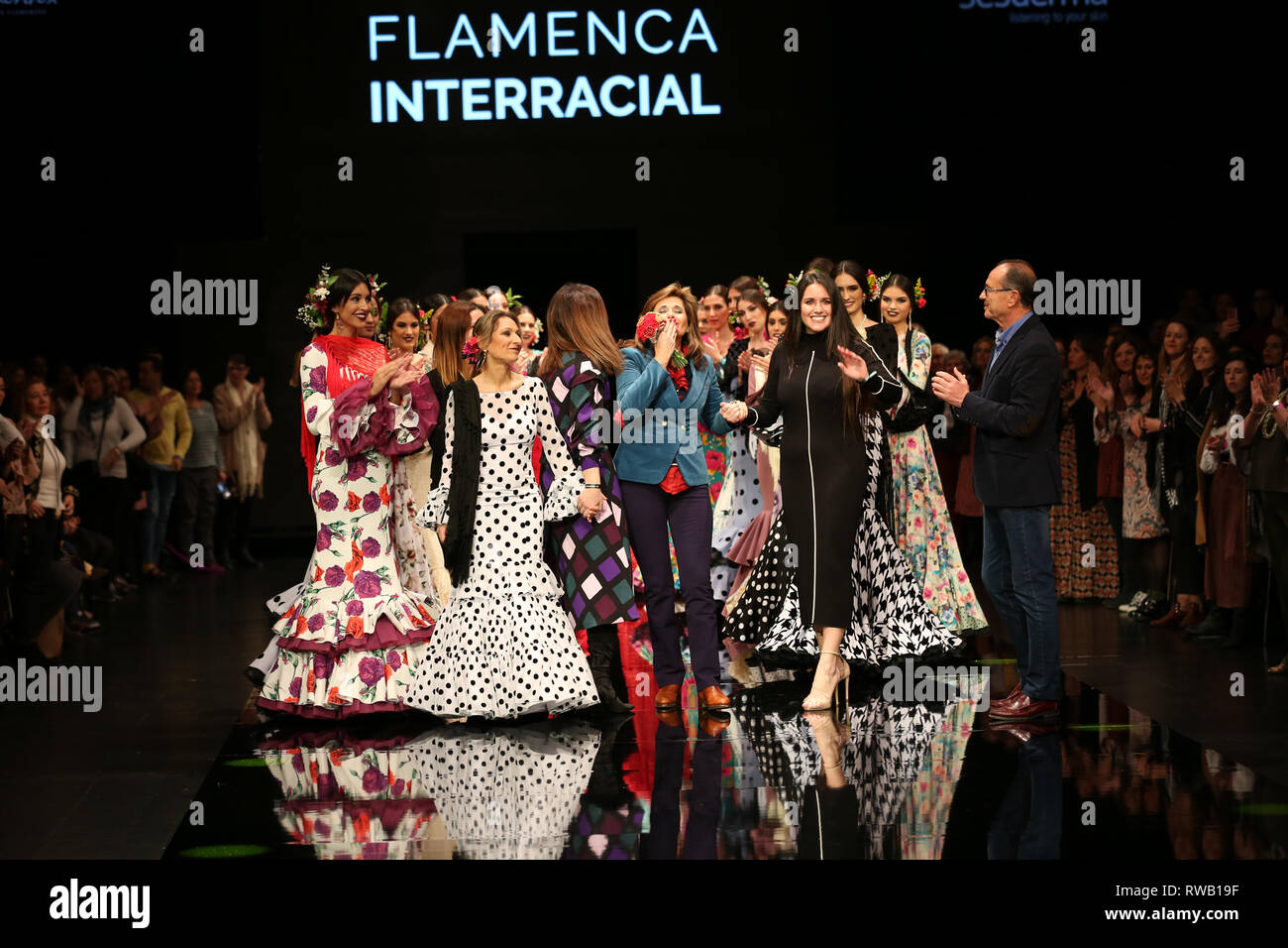 Yolanda Moda Flamenca designer join tramite la sua madre in passerella Foto Stock