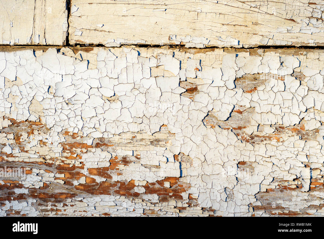 Incrinati vernice bianco staccava la superficie di legno, grunge sfondo rustico Foto Stock