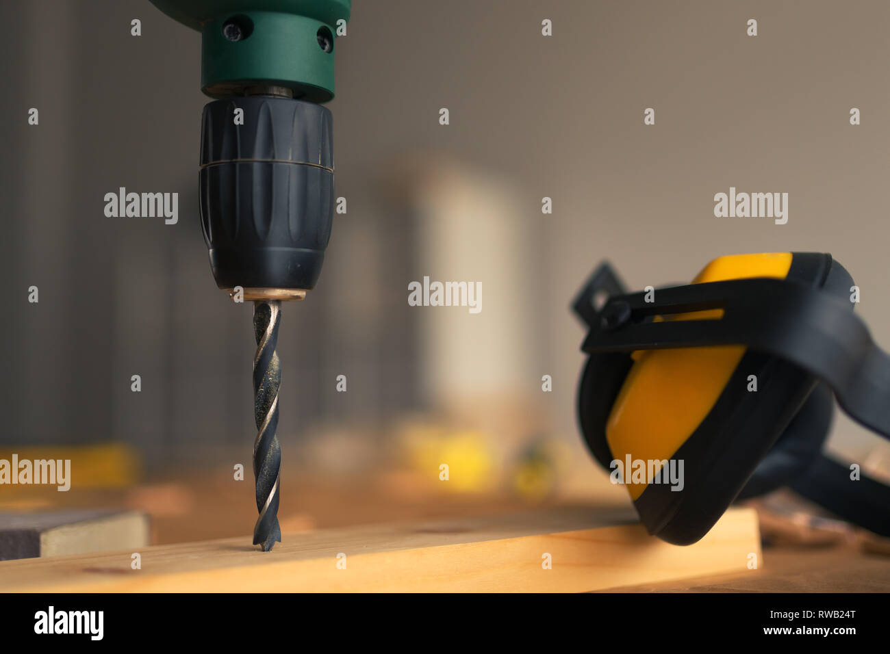 La potenza elettrica trapano e cuffie antirumore in falegnameria officina di falegnameria Foto Stock