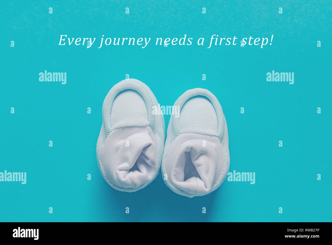 Ogni viaggio ha bisogno di un primo passo preventivo motivazionale con baby babbucce su sfondo blu, vista dall'alto Foto Stock