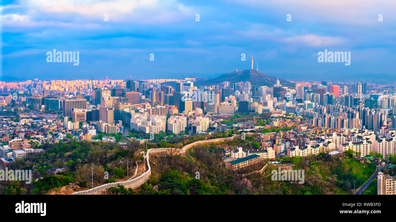 Panorama di Seoul skyline sul tramonto, la Corea del Sud. Foto Stock