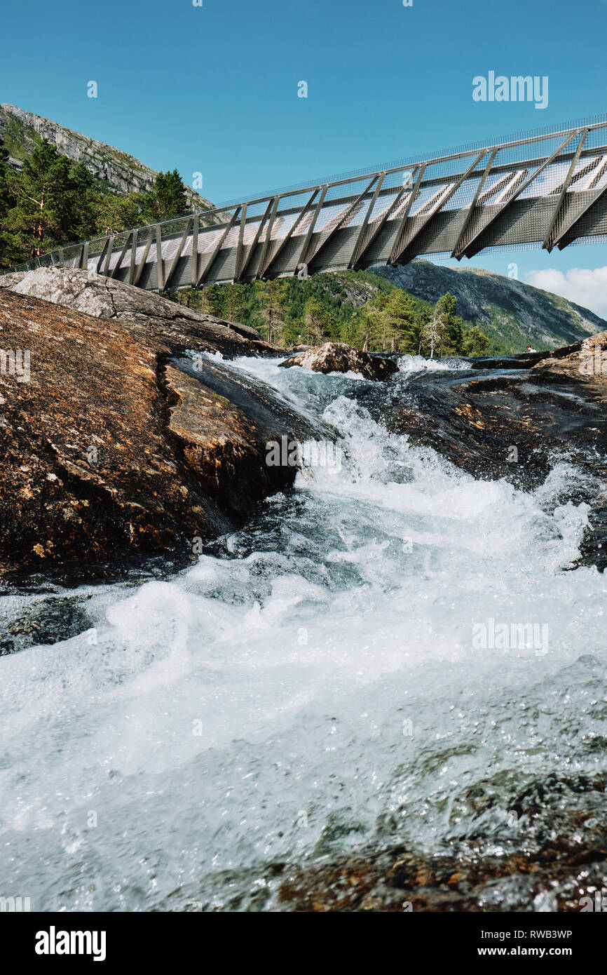 L'architetto progettato ponte in acciaio sopra la cascata Likholefossen sul fiume Gaula in Nazionale Gaularfjellet percorso panoramico in Norvegia Foto Stock