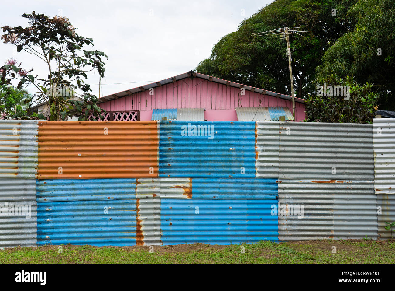 Tipica casa nel villaggio di Tortuguero National Park,Costa Rica,l'America centrale Foto Stock