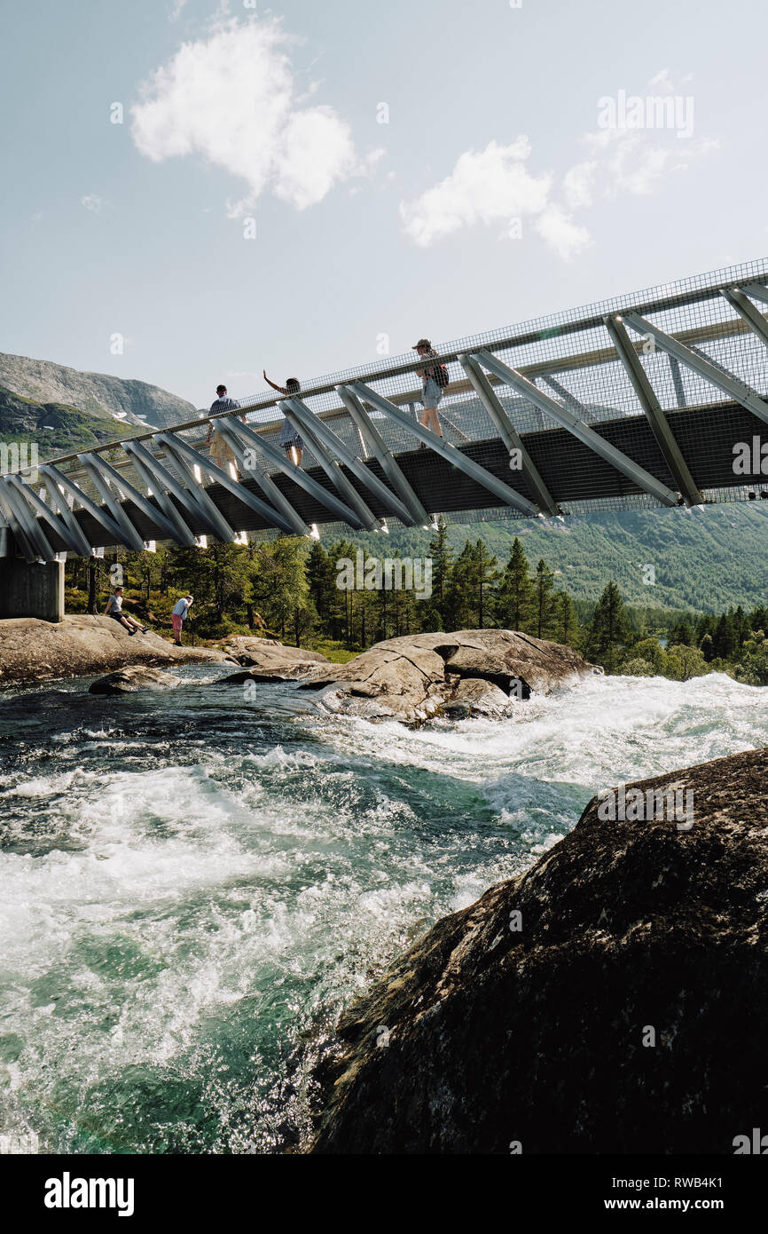 L'architetto progettato ponte in acciaio sopra la cascata Likholefossen sul fiume Gaula in Nazionale Gaularfjellet percorso panoramico in Norvegia Foto Stock