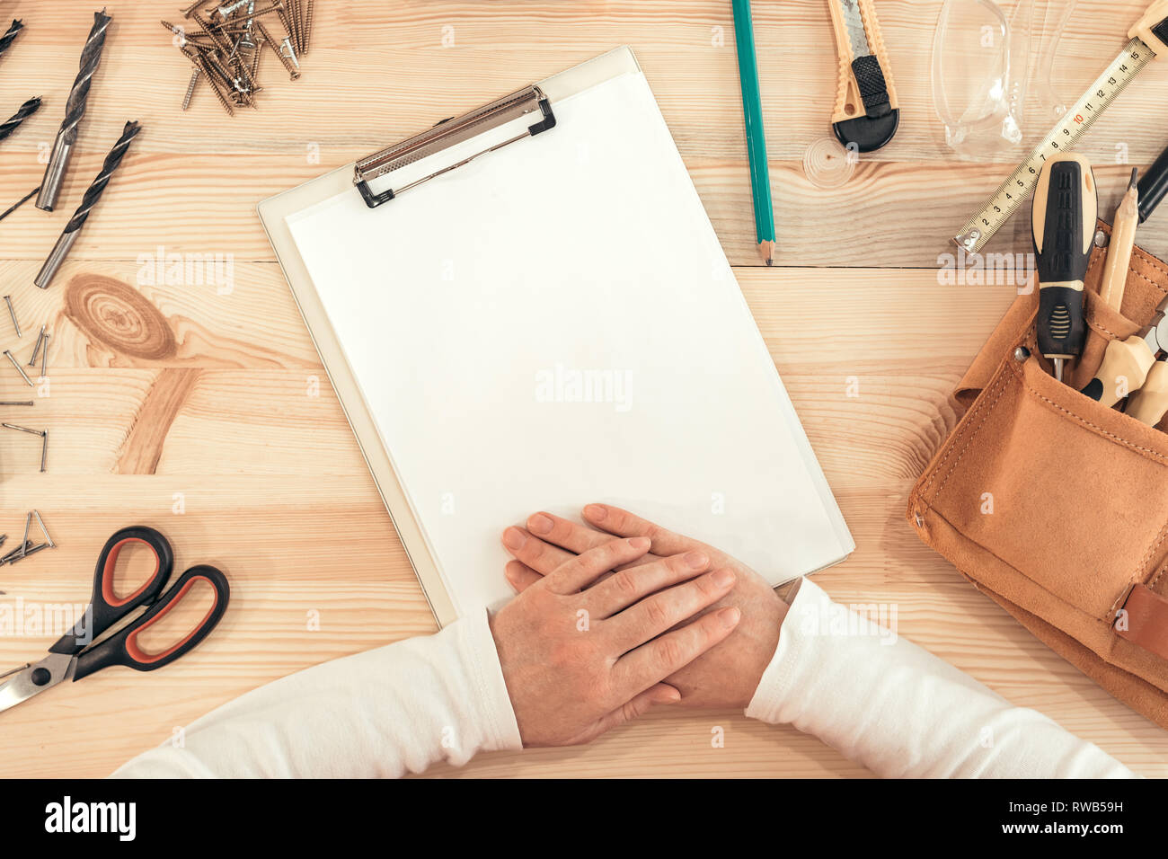 Falegname femmina appunti lista Da fare mock up, vista dall'alto su Carpenteria Falegnameria scrivania Foto Stock