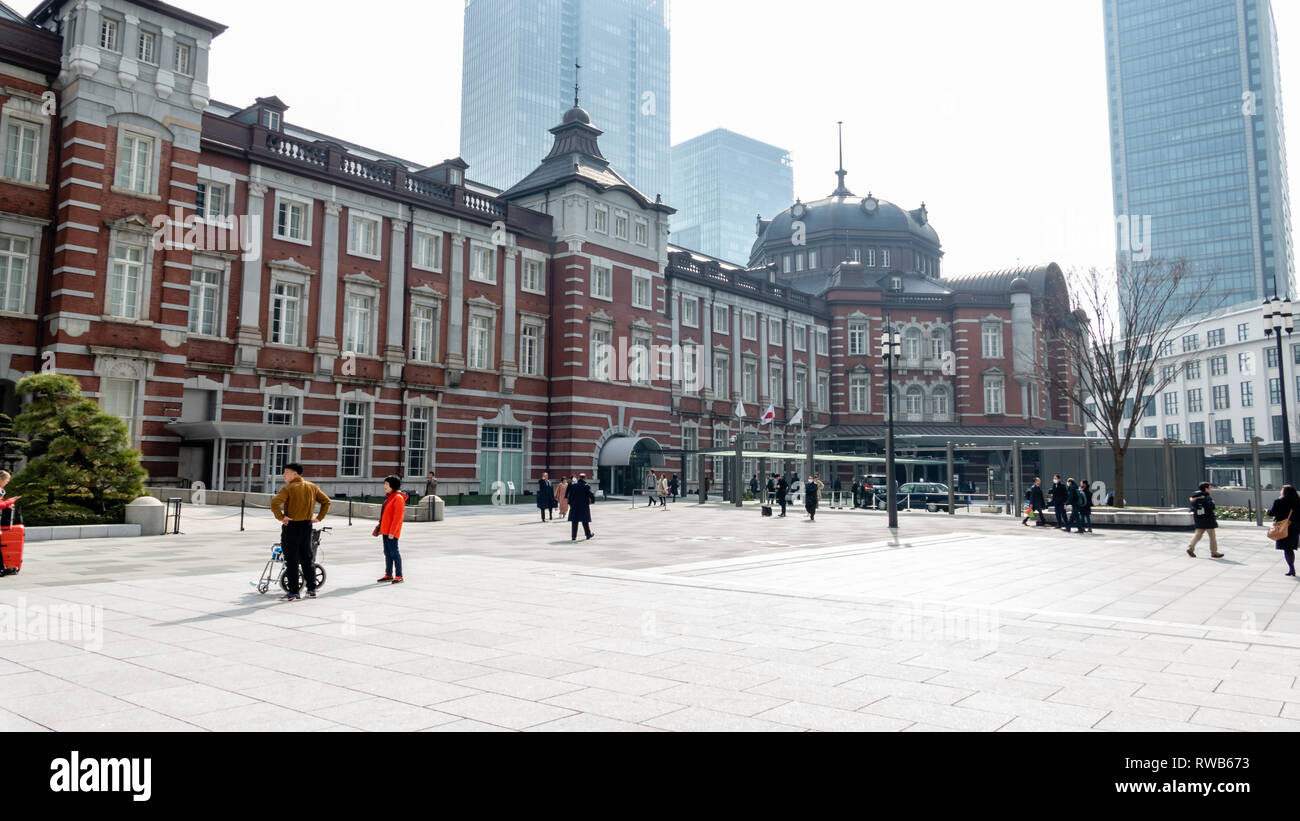 TOKYO, Giappone - 7 febbraio 2019: Tokyo alla Stazione Ferroviaria Centrale e pendolari Foto Stock
