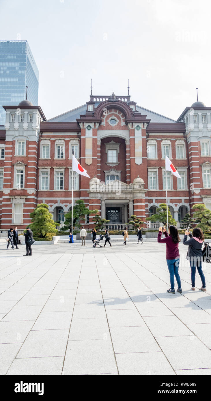 TOKYO, Giappone - 7 febbraio 2019: Tokyo alla Stazione Ferroviaria Centrale e pendolari Foto Stock