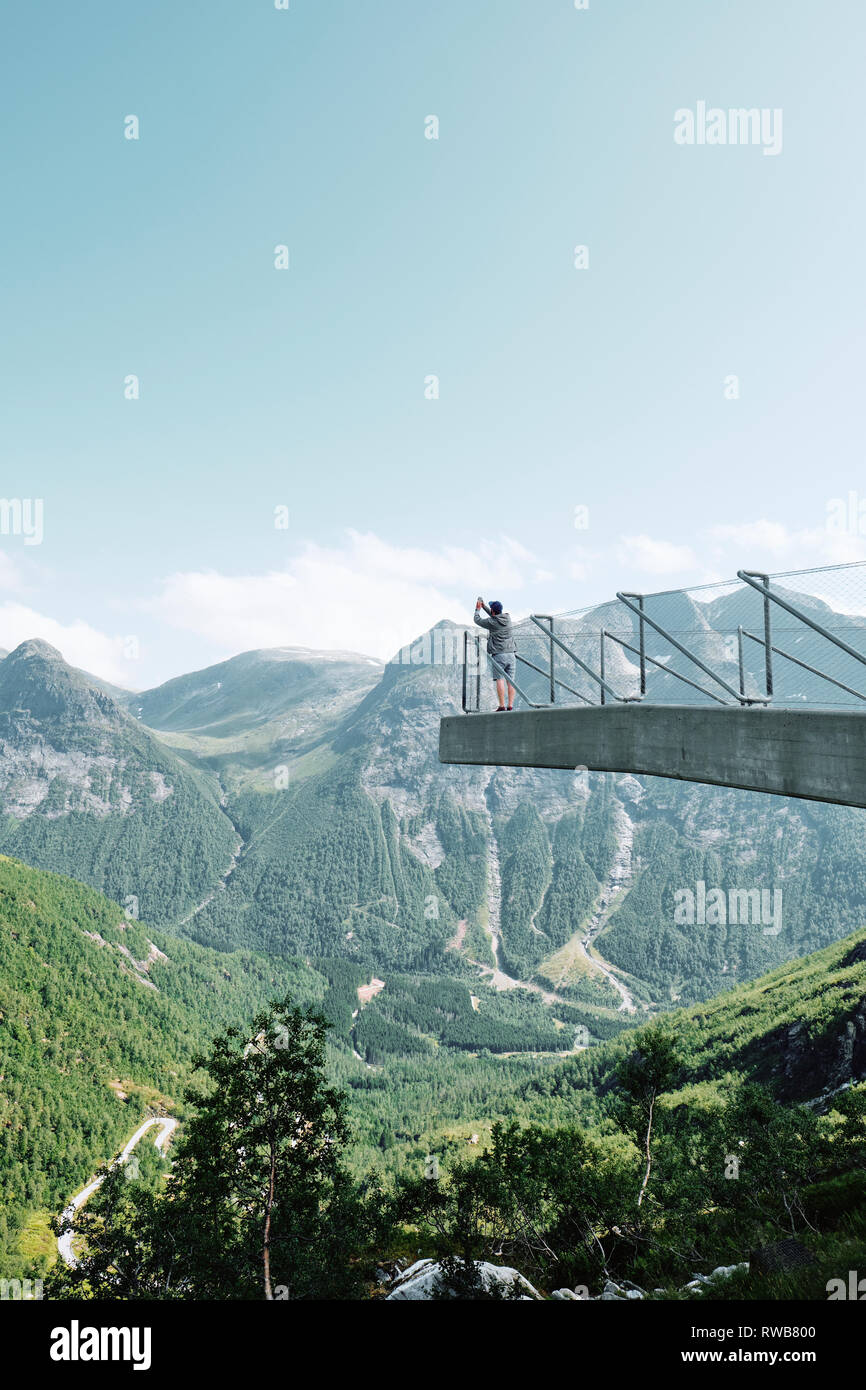 Un turista su belvedere del Utsikten offre belle vedute del paesaggio lungo la nazionale Gaularfjellet percorso panoramico in Norvegia Foto Stock