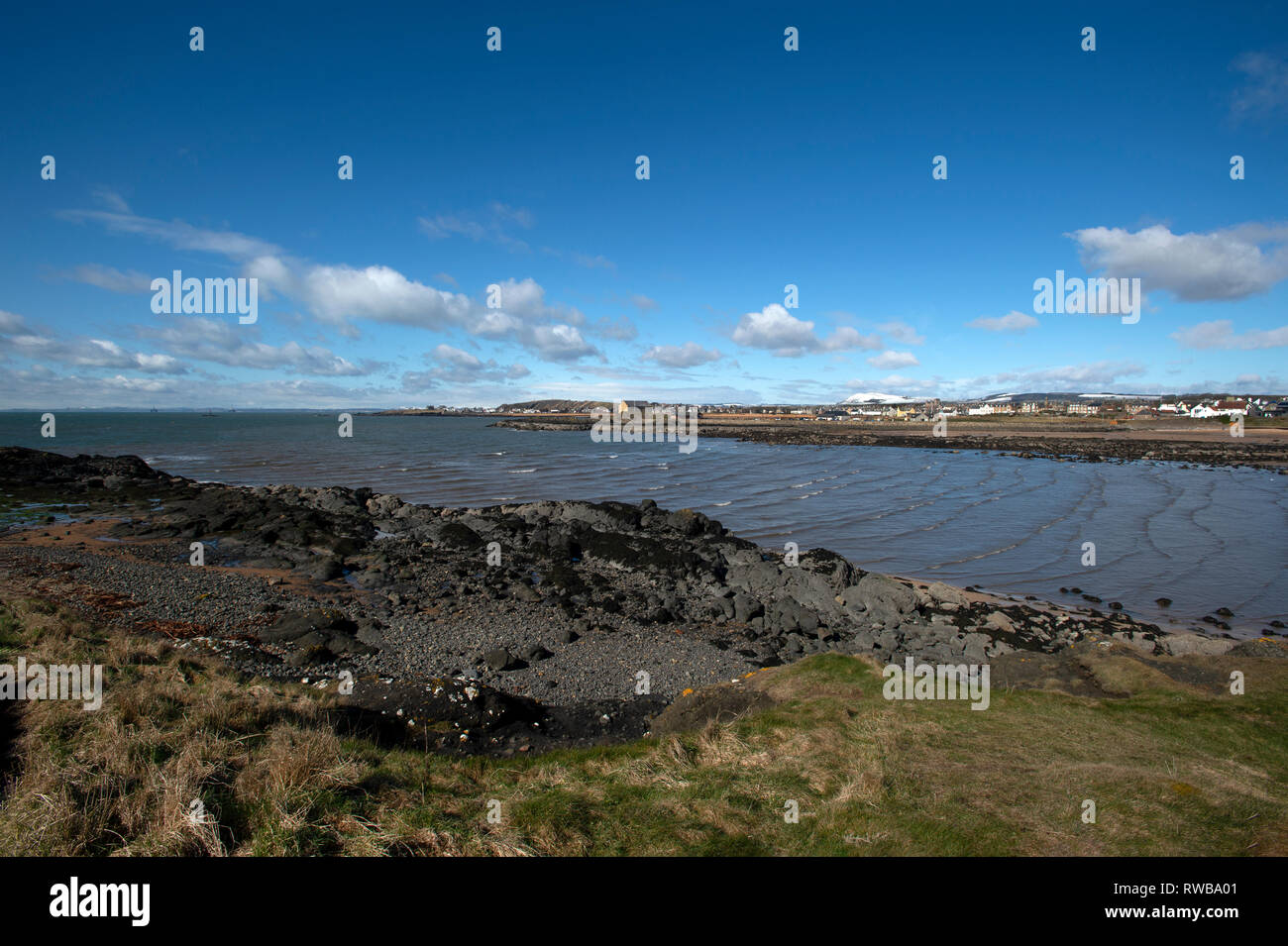 Guardando attraverso la baia di Ruby Elie al granaio a Elie harbour con snowy sormontato colline sullo sfondo Scozia Fife Regno Unito Foto Stock