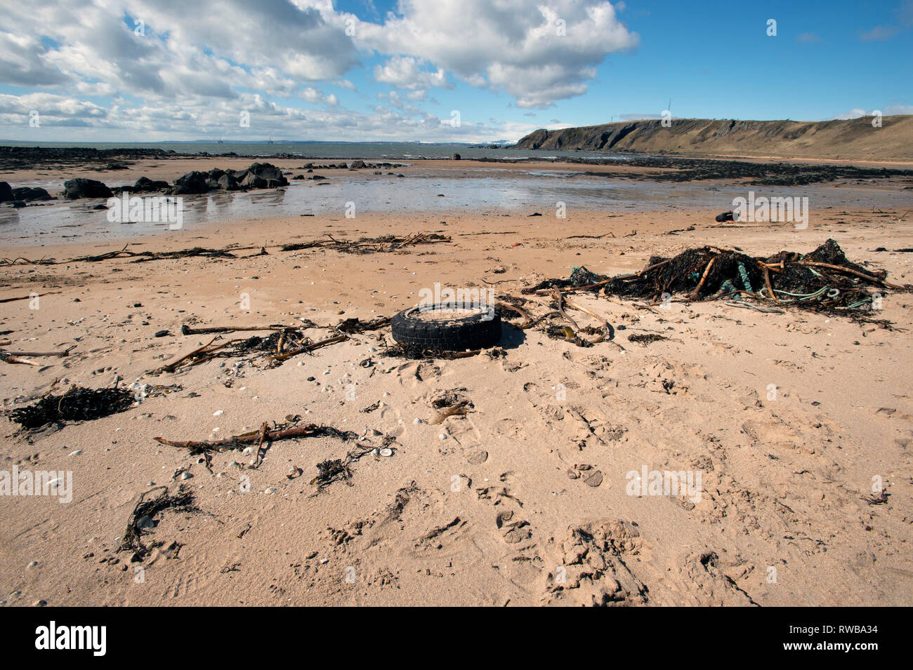 Flotsam plastico e detriti lavato fino sulla spiaggia sabbiosa della Baia di Shell a Elie Fife Scozia Scotland Foto Stock