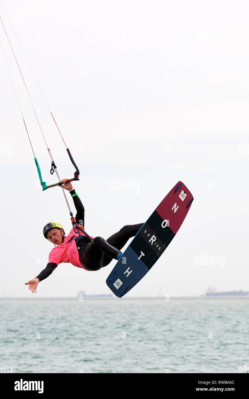 Armada Kiteboarding festival. Antenna di spettacolari trick con aquilone bordo pilota e di volare al di sopra del mare orizzonte. Scheda del nord. Foto Stock