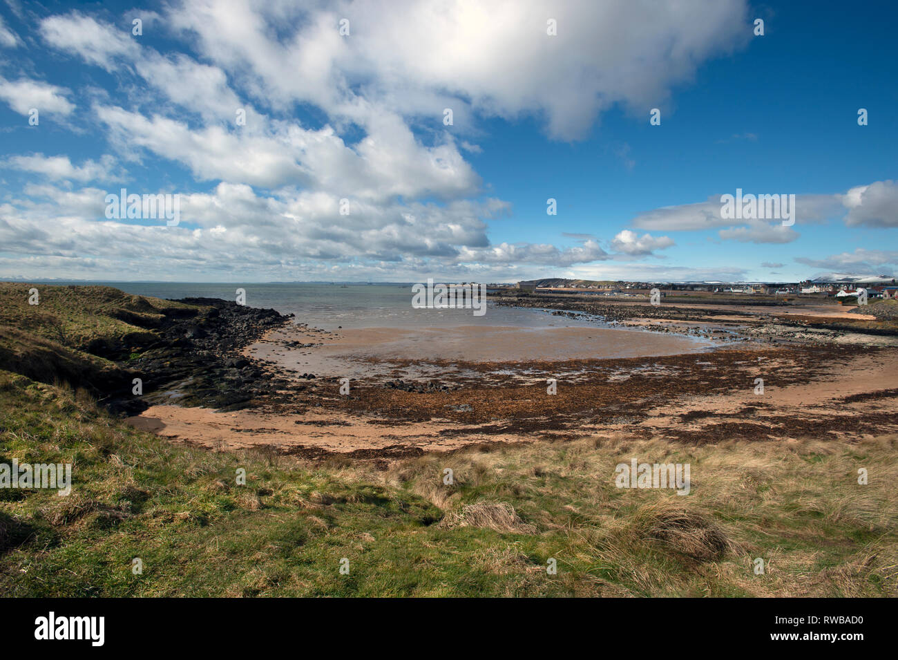 Guardando attraverso la baia di Ruby Elie al granaio a Elie harbour con snowy sormontato colline sullo sfondo Scozia Fife Regno Unito Foto Stock