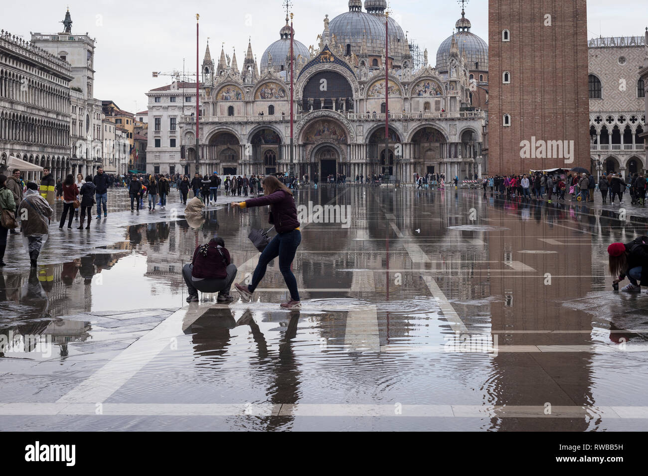 Acqua alta (l'acqua alta in Piazza San Marco, Venezia, Italia Foto Stock