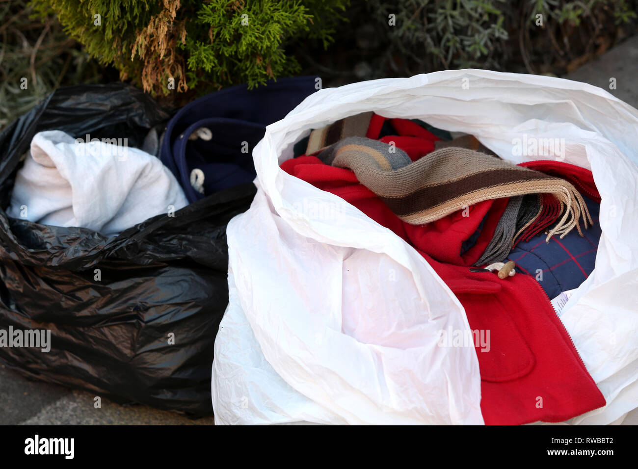 Viste generali della carità sacchi pieni di vestiti a portata di mano pronti per essere raccolti dalla carità dei furgoni in Chichester, West Sussex, Regno Unito. Foto Stock
