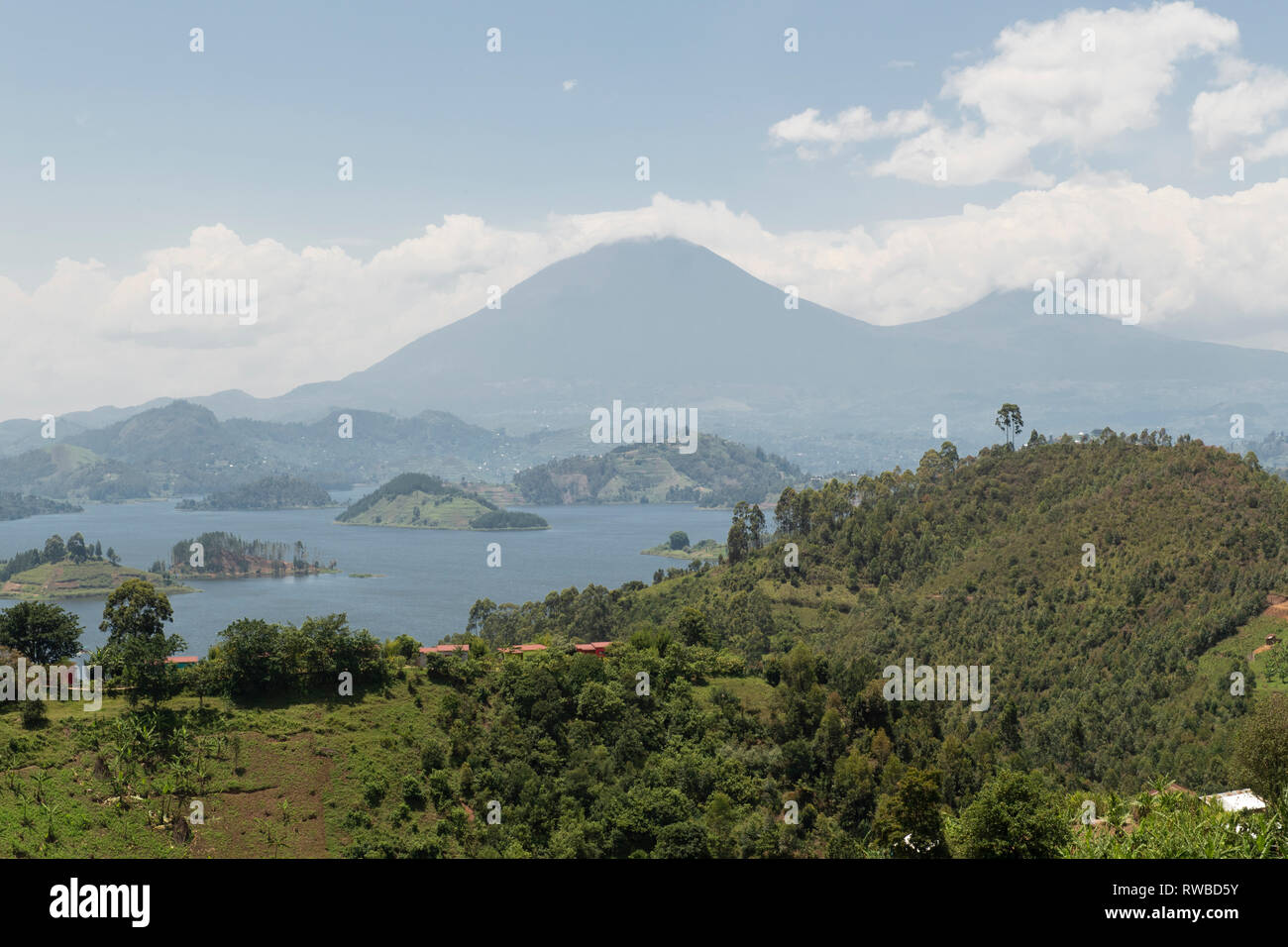 Il lago mutanda con vedute dei vulcani della catena dei Virunga, Uganda Foto Stock