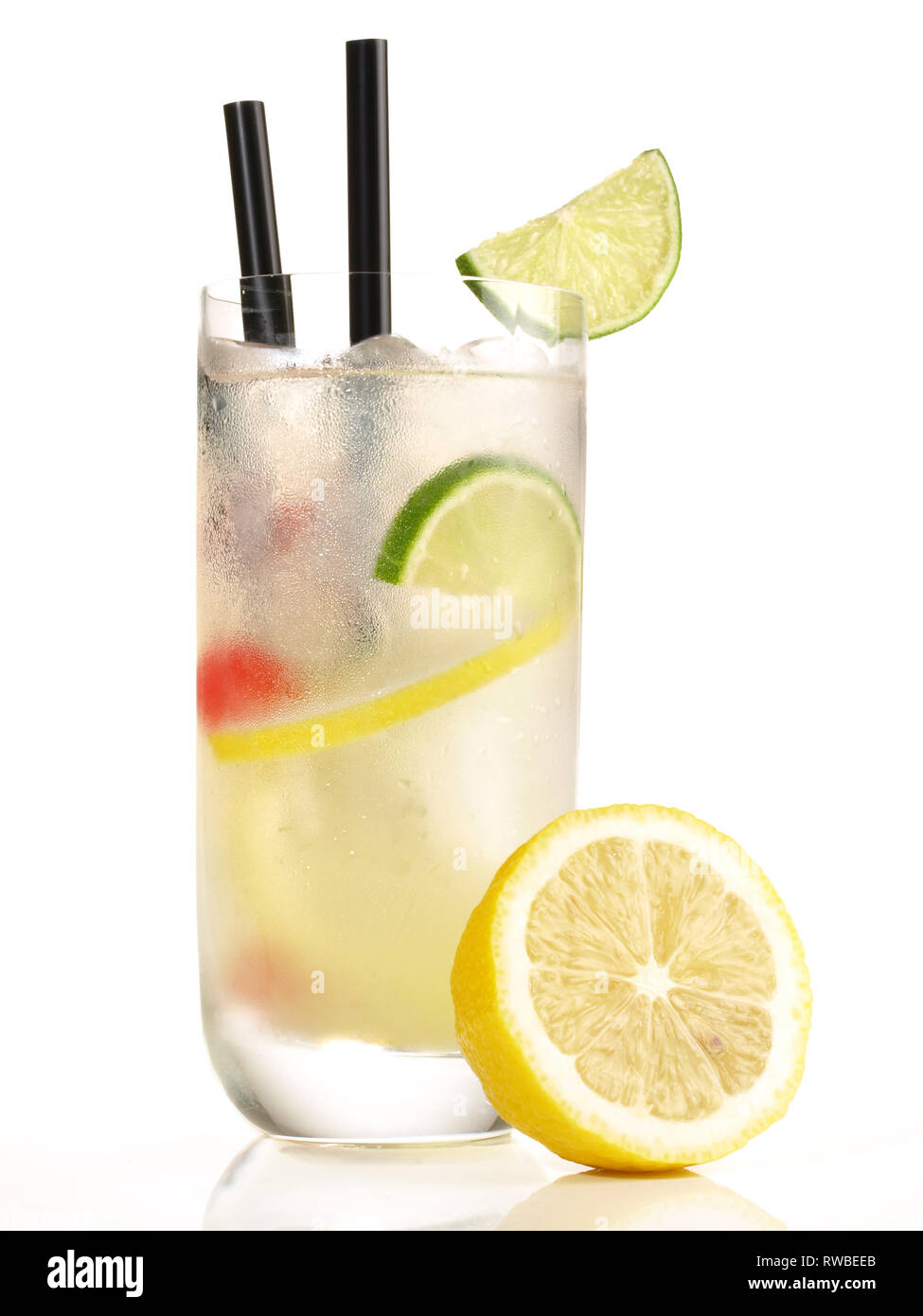 Il Gin Fizz Cocktail su sfondo bianco Foto Stock