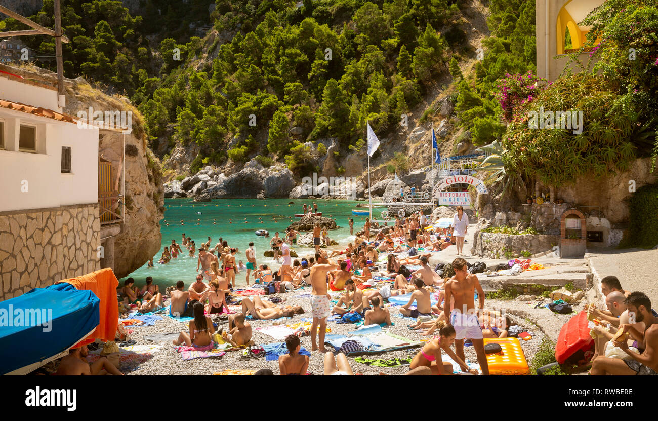 Capri, Italia - Agosto 06, 2016: la spiaggia pubblica di Marina Piccola a Capri Island, Campania, Italia Foto Stock