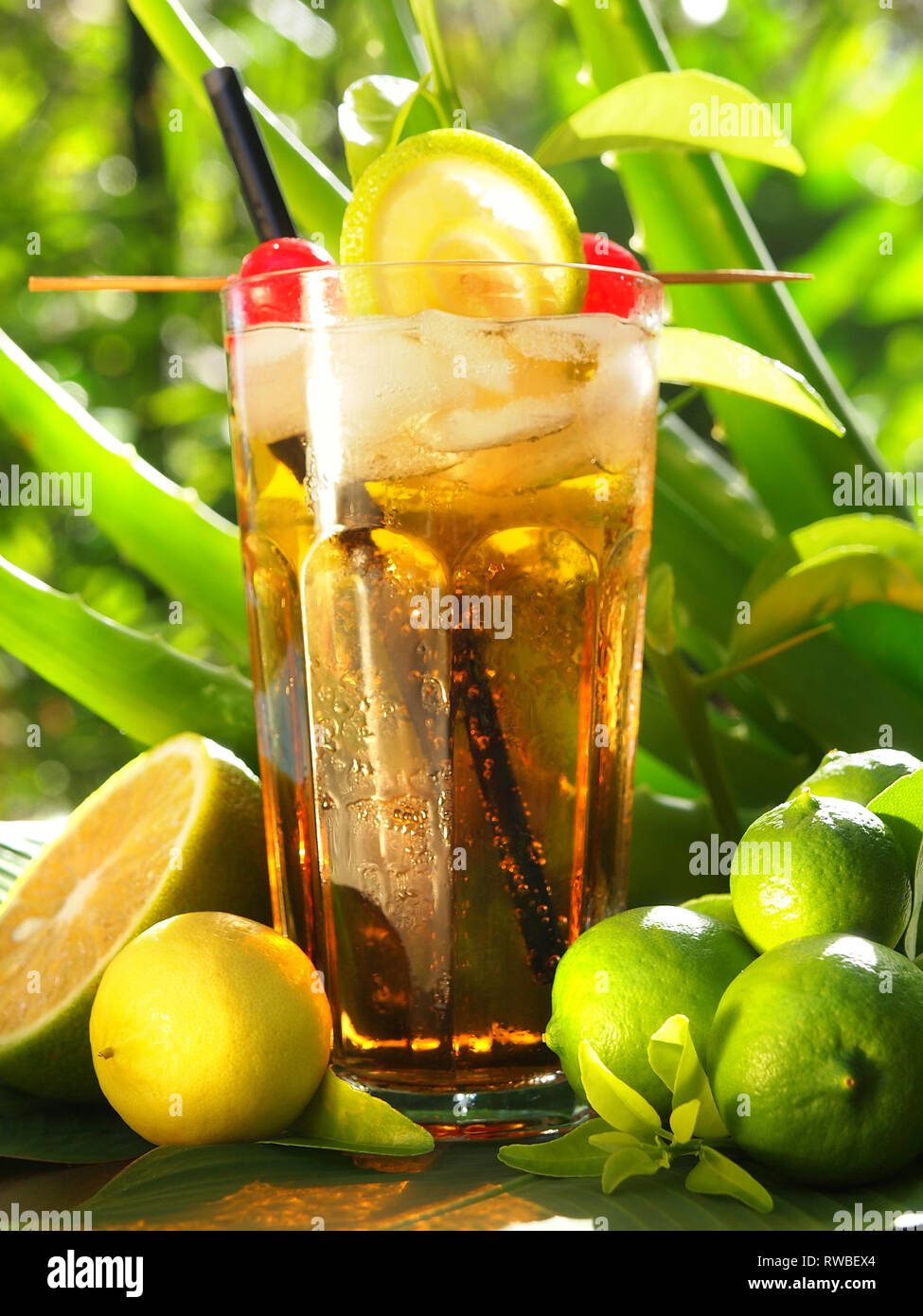 Long Island Iced Tea Cocktail su sfondo tropicale Foto Stock